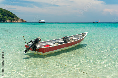 Fototapeta Naklejka Na Ścianę i Meble -  Boat with clear water and blue skies at Perhentian Island, Malaysia