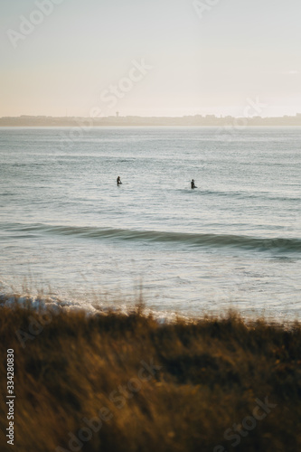 2 surfers waiting for the last wave 