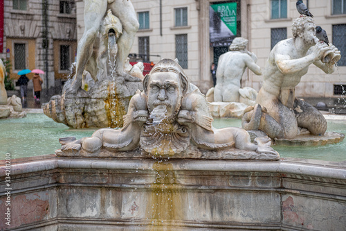 Przepięknie rzeźbiona jedna z 3 fontann na Piazza Navonna w Rzymie. Pochmurny i deszczowy dzień. Włochy, Europa