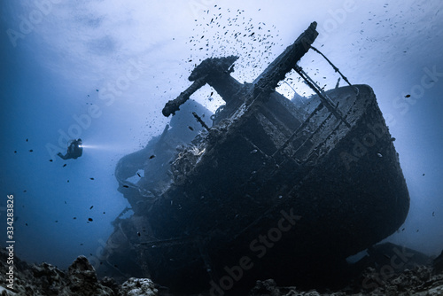 Taucher am Wrack der SS Thistlegorm im Roten Meer in Ägypten photo
