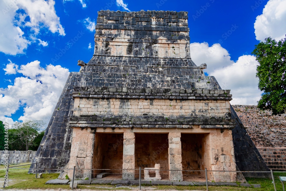 Naklejka premium tropical forest in Mexico between the pyramids of Chichén Itzá