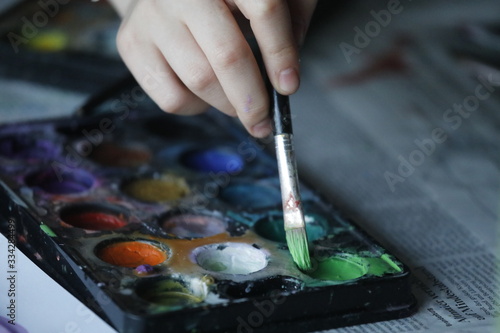 Farbkasten mit Kinder Hand, Wasserfarben und Farbpinsel
