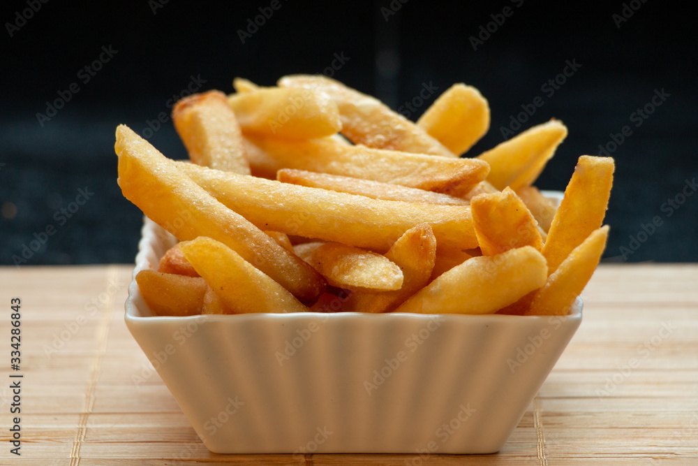 Uma porção de batatas fritas, batatas fritas