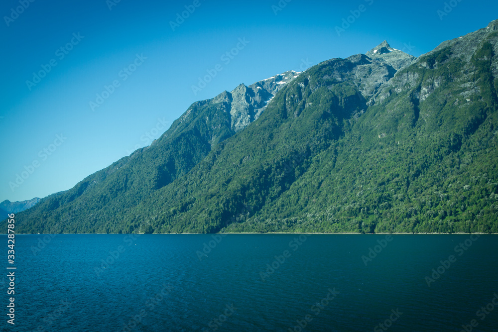 camino en barcaza desde caleta gonzalo hasta hornopirén, región de los lagos, Chile.