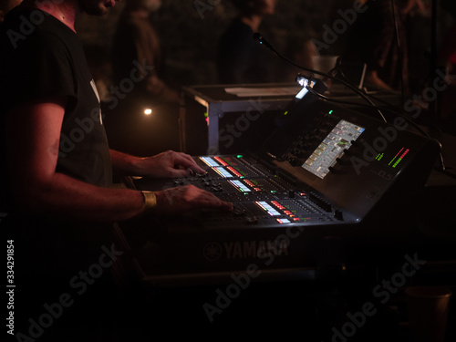 Régisseur de concert sur sa console