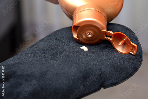 Photography mitten for self-tanning and applying cream for tanning