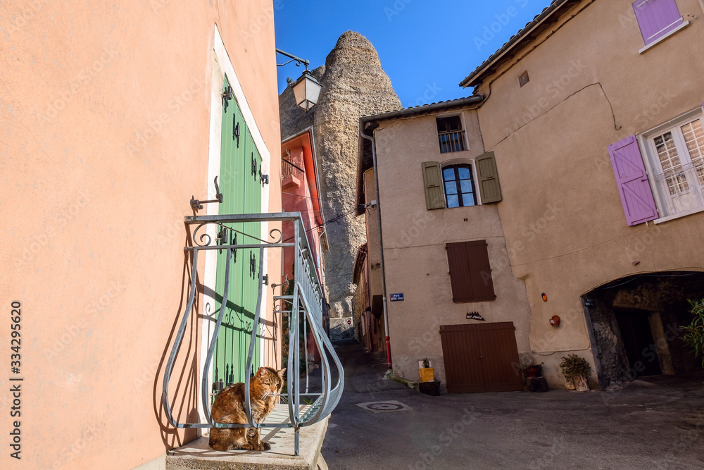 Vue sur les façade des maisons, en Provence, village Les Mées, Le Rocher en arrière-plan.