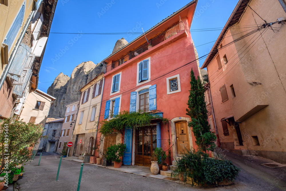Rue du village en Provence. France. Les façades et volets colorés.