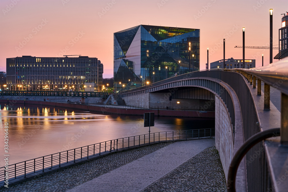Naklejka premium beautiful panoramic view at sunset, Berlin Spreebogen at Hugo-Preuss Bridge with a view of the Cube Berlin and John F. Kennedy House building at the main train station and the river Spree
