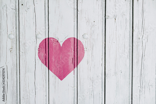 Coeur rose sur arrière plan bois blanc