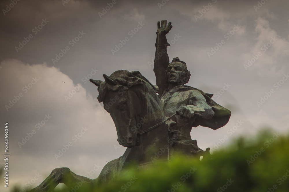 Obraz na płótnie Close up photo of monument of Suvorov in Tiraspol, Transnistria or Moldova, taken on a cloudy day. w salonie