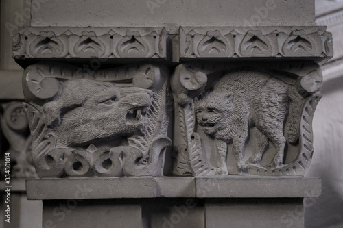 chat et loup , bas relief d'église