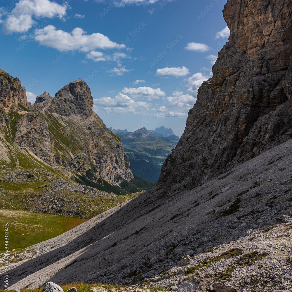 Włochy. Dolomity - widok z przełęczy Ciampei Włochy. Dolomity - widok z przełęczy Ciampei