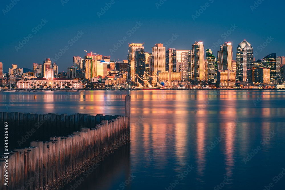 Naklejka premium Poziome Downtown San Diego Skyline o zmierzchu refleksji nocnej