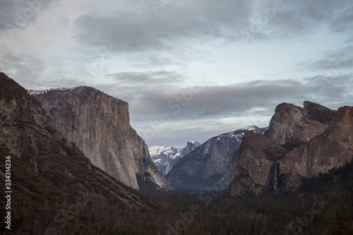 Fototapeta Naklejka Na Ścianę i Meble -  view of mountains at Yosemite
