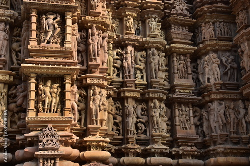 インドのカジュラーホー 世界遺産のカジュラーホー寺院 ヒンドゥー教の物語を表した繊細な彫刻 エロチックな天女像や男女交合像