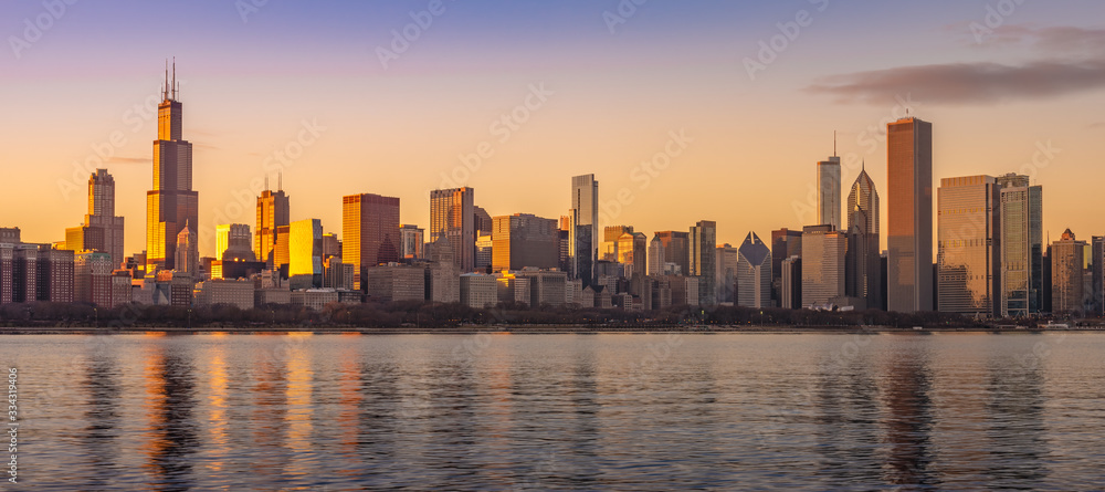Obraz premium Chicago downtown skyline sunset Lake Michigan with most Iconic building from Adler Planetarium, Illinois