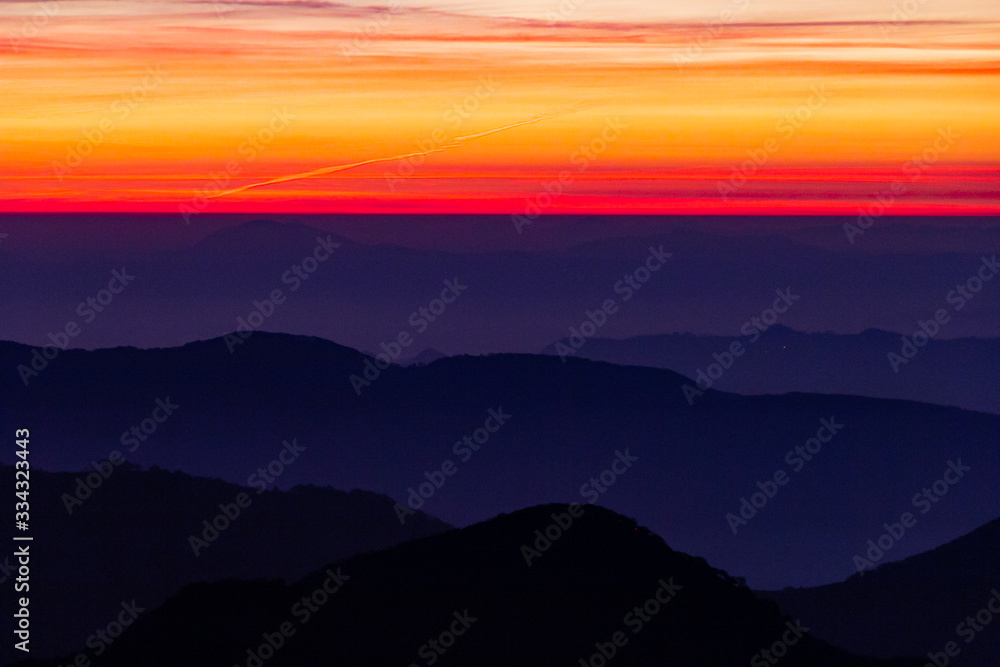 Amanecer colorido en las montañas Amanecer colorido en las montañas