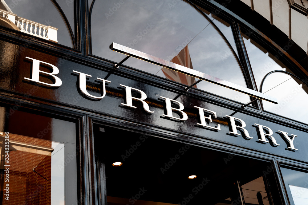 wiel Luxe Toepassing London, UK - August 1st 2018: Luxury fashion brand Burberry logo on a sign  on storefront in the iconic Covent Garden in London, England Stock Photo |  Adobe Stock