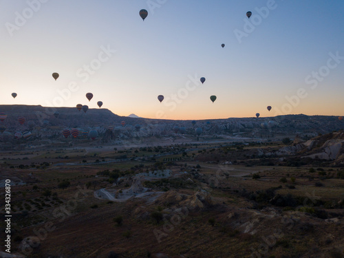 Balon na gorące powietrze lecący nad Kapadocją, Turcja