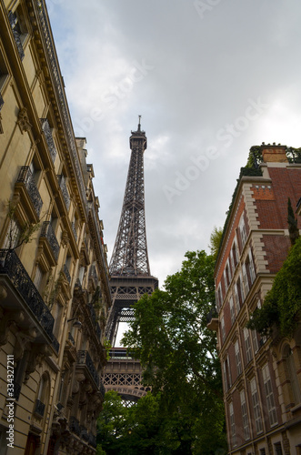 Torre Eiffel entre edificios