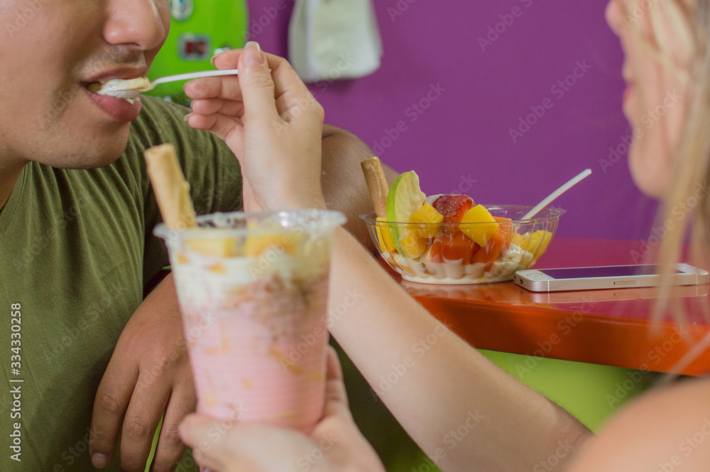 Fototapeta premium pareja comiendo