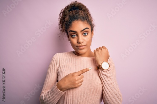 Φωτογραφία Young beautiful african american girl wearing casual sweater standing over pink