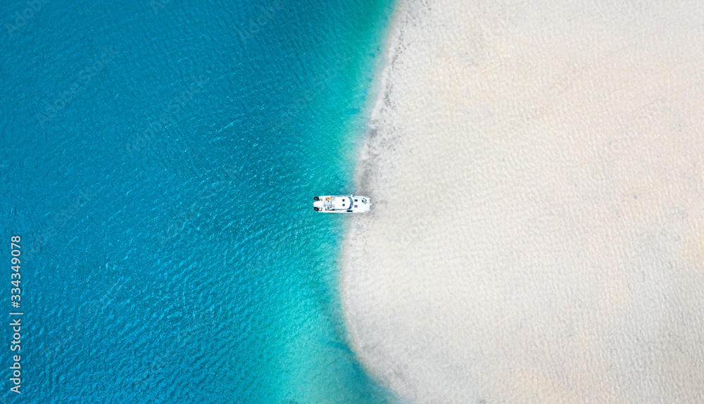 Αυτοκόλλητο Aerial seascape view of boat in transparent blue water and white beach in summer tropical paradise island sand bar