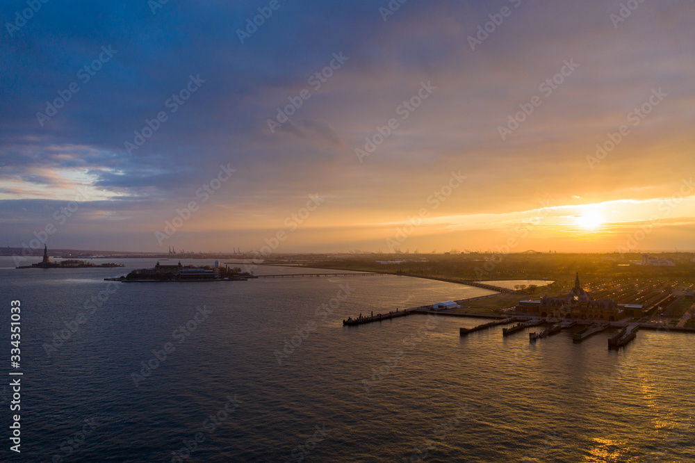 Obraz premium Aerial photograph of Jersey Ellis Island with the Hudson Rivers at Sunset, New York 