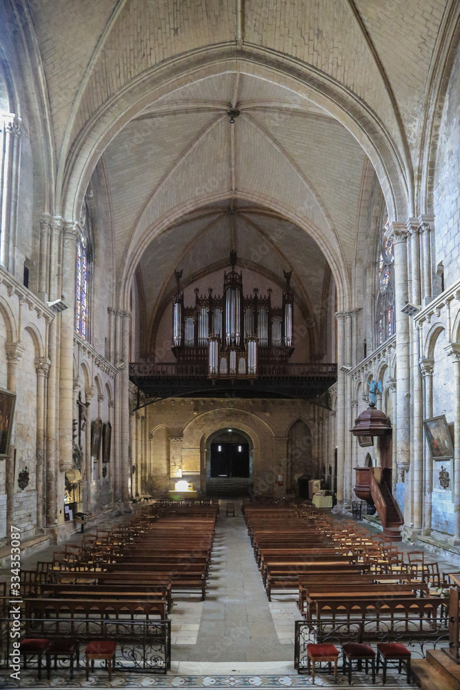 Nef d'église avec orgue