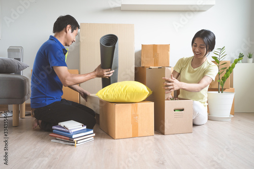 Tableau sur toile Asian couple lover unpacking thing after relocation to new apartment