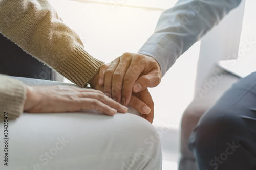 Cuadro en lienzo Counselor touching friend shoulder and encouraging to help relieve her sad