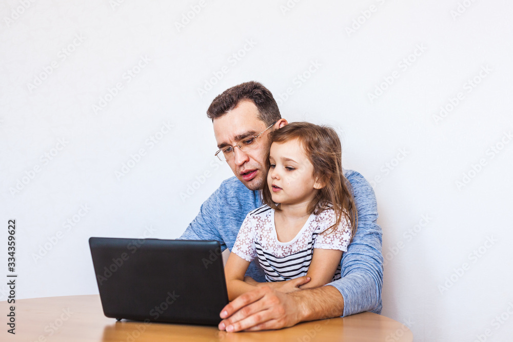 dad and daughter communicate via the Internet with their grandmothers and relatives, learning remotely, remotely, technology, coronavirus, home,