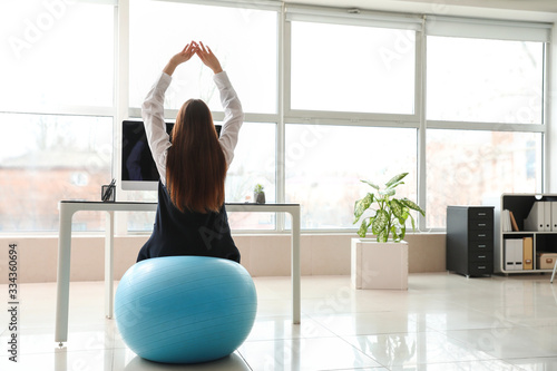 Businesswoman sitting on fi...