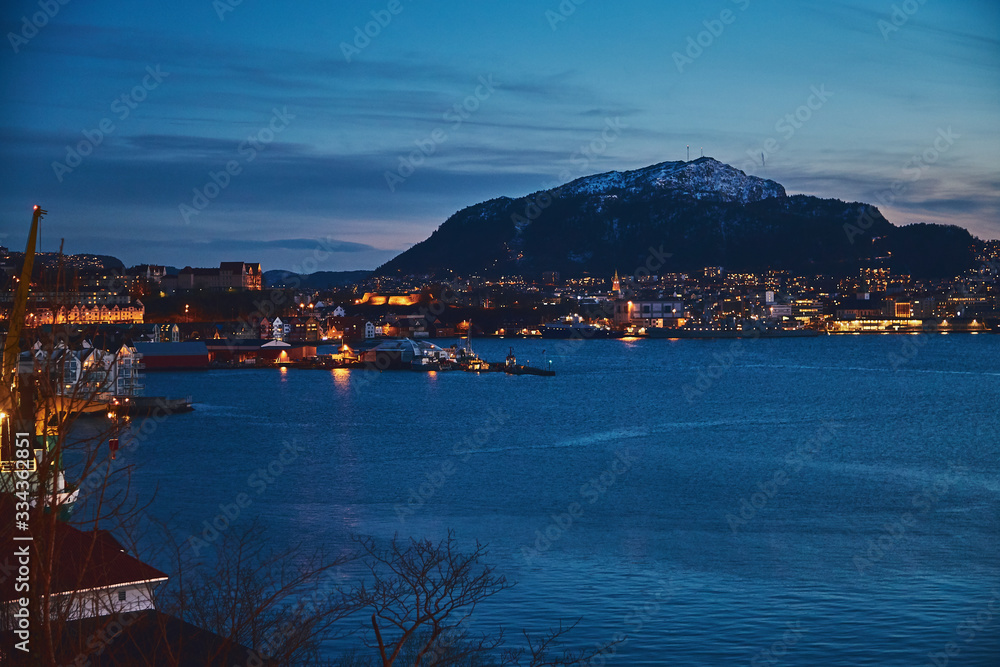 Bergen bei Nacht