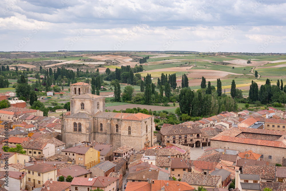 Vista de Peñaranda de Duero y la ex colegiata de Santa Ana desde el castillo. Tomada en Peñaranda el 8 de junio de 2019