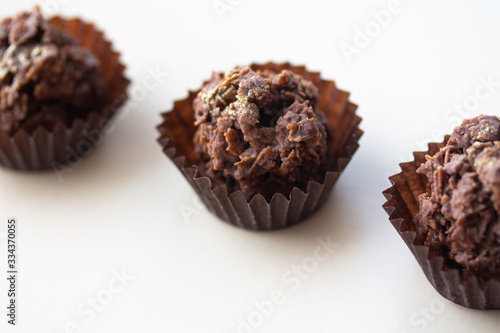 Fotografia Chocolate corn flake cake in brown paper cupcake case