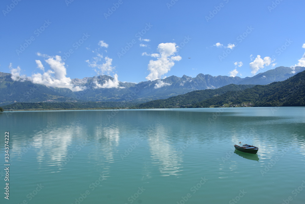 Lago panorama con barche tipiche del veneto Lago panorama con barche tipiche del veneto