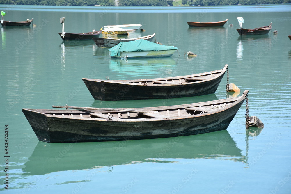 Lago panorama con barche tipiche del veneto