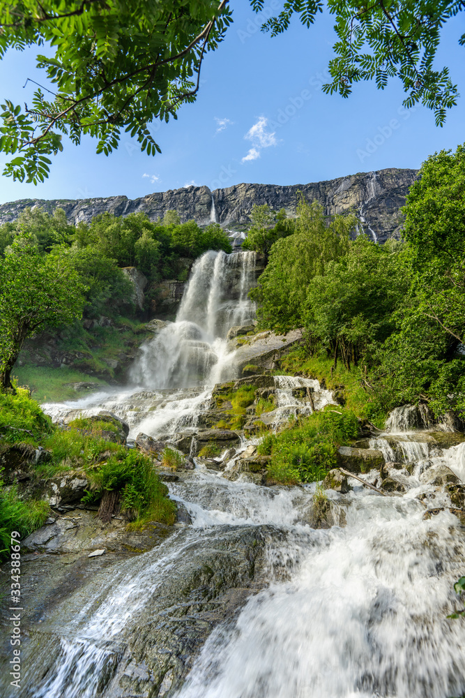 Obraz premium Beautiful waterfall flowing down a mountainside in Norway