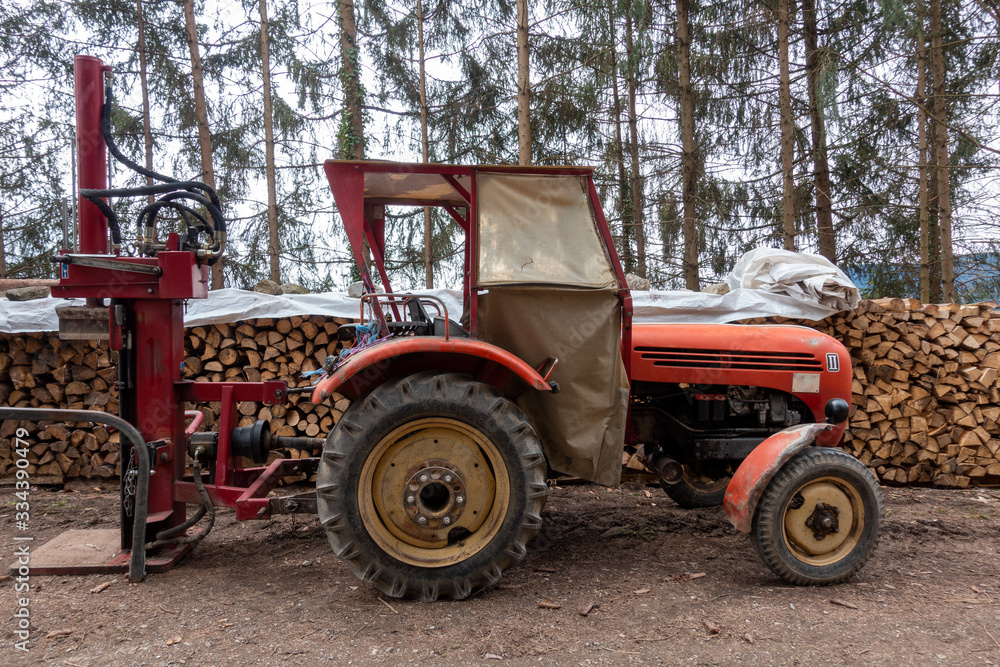 OLDTIMER TRAKTOR . HOLZSPALTER . WOOD SPLITTER OLDTIMER TRAKTOR . HOLZSPALTER . WOOD SPLITTER