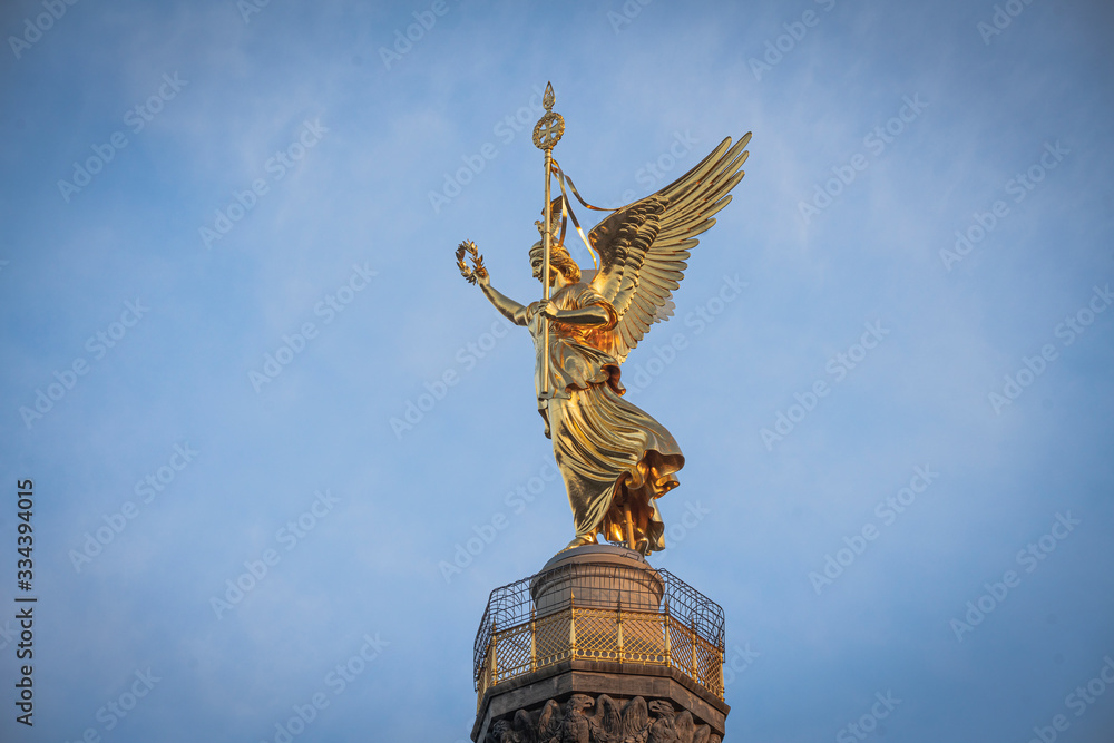 Fototapeta premium Closeup of Berlin Center Siegessäule, Statue in golden Morning light 
