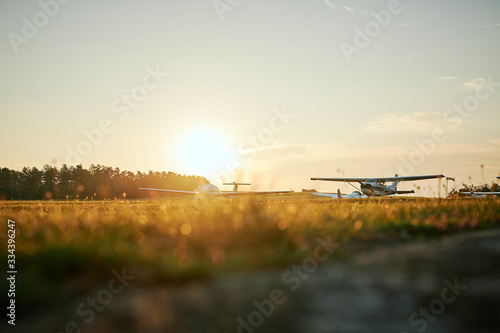 Quadro su tela Morgenstimmung am Flugplatz