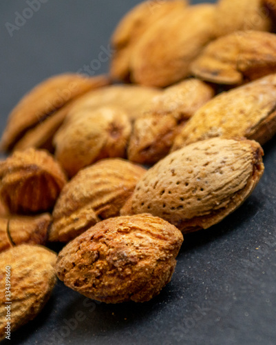 amandes non pelées sur la table