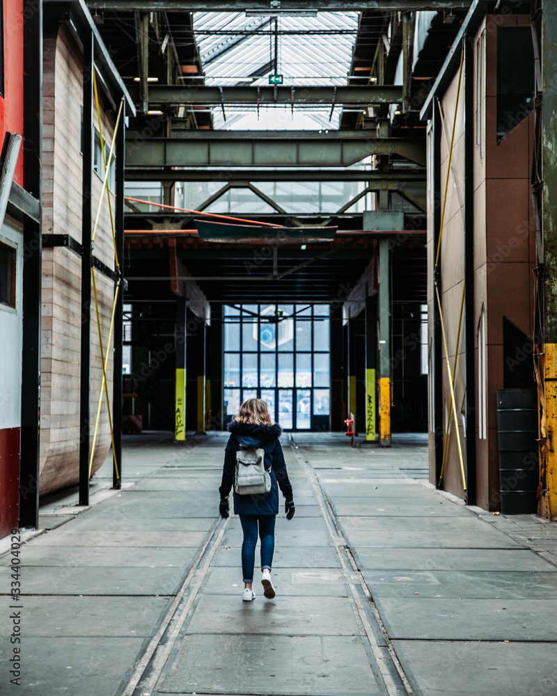 Φωτογραφία Girl explores Warehouse in Amsterdam