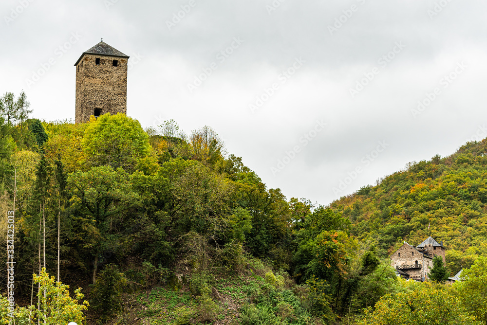 Ruine der Burg Treis und die Wildburg in Treis-Karden an der Mosel