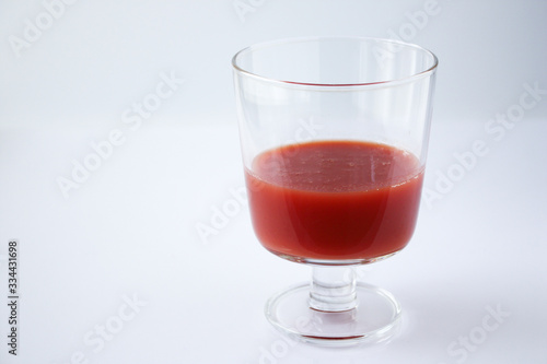 グラスに注がれたトマトジュース