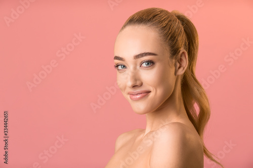 Cuadro en lienzo Pretty Blonde Model Girl Smiling Posing Naked Over Pink Background