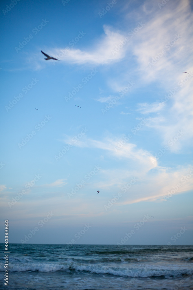 Fototapeta premium Beautiful sky and blue sea