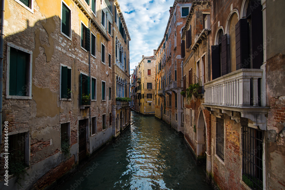 Canale antico vicino canal grande, case colorate a Venezia, Italia
